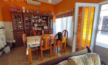Venta de casa de 3 ambientes con cochera y piscina en Lanús Este