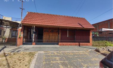 Venta de casa de 3 ambientes con cochera y piscina en Lanús Este