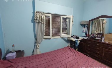 Venta de casa de 3 ambientes con cochera y piscina en Lanús Este