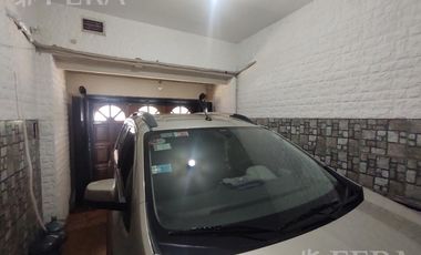 Venta de casa de 3 ambientes con cochera y piscina en Lanús Este