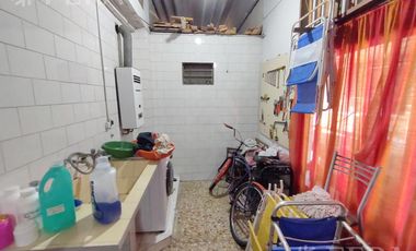 Venta de casa de 3 ambientes con cochera y piscina en Lanús Este