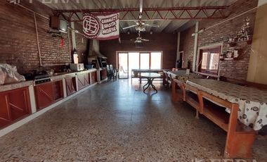 Venta de casa de 3 ambientes con cochera y piscina en Lanús Este