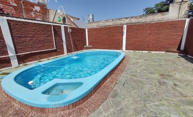 Venta de casa de 3 ambientes con cochera y piscina en Lanús Este