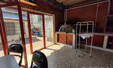 Venta de casa de 3 ambientes con cochera y piscina en Lanús Este