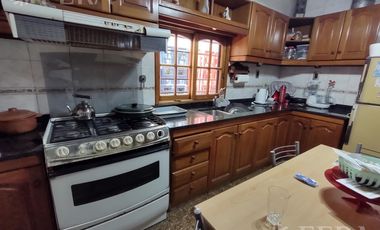Venta de casa de 3 ambientes con cochera y piscina en Lanús Este