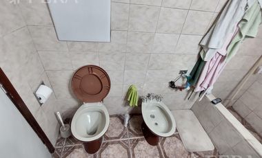 Venta de casa de 3 ambientes con cochera y piscina en Lanús Este