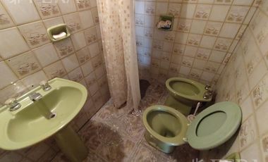 Venta de casa de 3 ambientes con cochera y piscina en Lanús Este