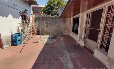Venta de casa de 3 ambientes con cochera y piscina en Lanús Este