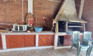 Venta de casa de 3 ambientes con cochera y piscina en Lanús Este