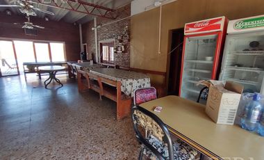 Venta de casa de 3 ambientes con cochera y piscina en Lanús Este