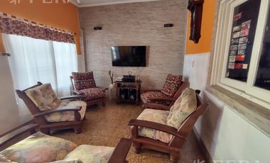 Venta de casa de 3 ambientes con cochera y piscina en Lanús Este