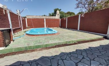 Venta de casa de 3 ambientes con cochera y piscina en Lanús Este