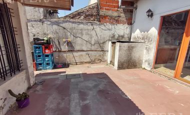 Venta de casa de 3 ambientes con cochera y piscina en Lanús Este