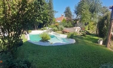 Casa en venta - 4 Dormitorios 2 Baños - Cocheras - 810Mts2 - Las Acequias, Roldán