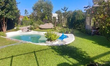 Casa en venta - 4 Dormitorios 2 Baños - Cocheras - 810Mts2 - Las Acequias, Roldán