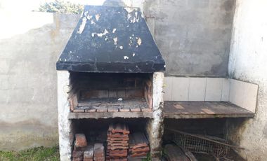 Casa en venta - 3 Dormitorios 1 Baño - Cocheras - Monoambiente - 200Mts2 - Santa Clara del Mar