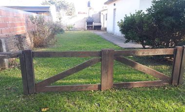 Casa en venta - 3 Dormitorios 1 Baño - Cocheras - Monoambiente - 200Mts2 - Santa Clara del Mar