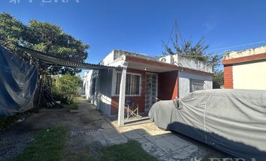 Casa para dos familias con cochera en Villa Dominico