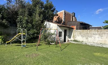 Casa para dos familias con cochera en Villa Dominico