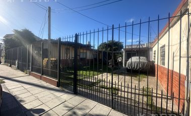 Casa para dos familias con cochera en Villa Dominico