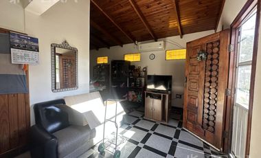 Casa para dos familias con cochera en Villa Dominico