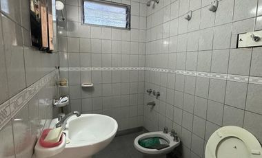 Casa para dos familias con cochera en Villa Dominico