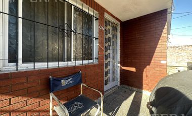 Casa para dos familias con cochera en Villa Dominico