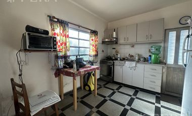 Casa para dos familias con cochera en Villa Dominico