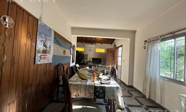 Casa para dos familias con cochera en Villa Dominico
