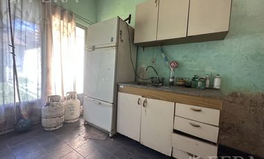 Casa para dos familias con cochera en Villa Dominico