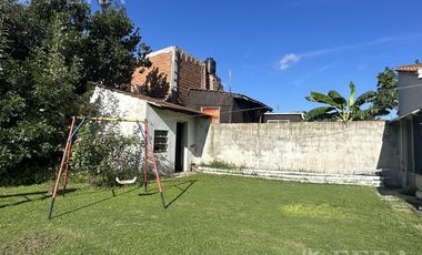 Casa para dos familias con cochera en Villa Dominico