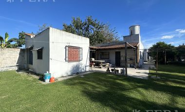 Casa para dos familias con cochera en Villa Dominico