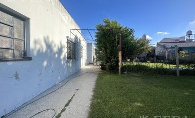 Casa para dos familias con cochera en Villa Dominico