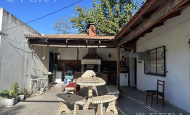 Casa para dos familias con cochera en Villa Dominico