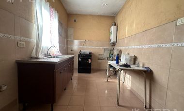 Casa para dos familias con cochera en Villa Dominico