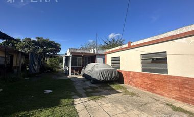 Casa para dos familias con cochera en Villa Dominico