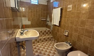 Casa para dos familias con cochera en Villa Dominico