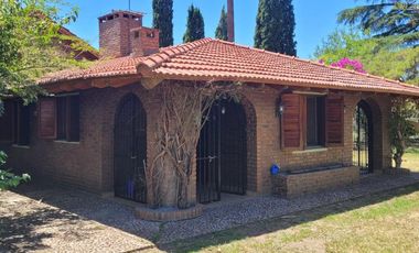 Casa en venta - 2 Dormitorios 2 Baños - 1.332 Mts2 - Arturo Seguí