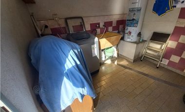 CASA CON LOCAL, ZINNY Y BELLA VISTA