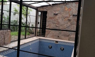 Casa en alquiler c/ cochera en Ramos Mejía