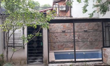 Casa en alquiler c/ cochera en Ramos Mejía