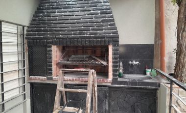 Casa en alquiler c/ cochera en Ramos Mejía