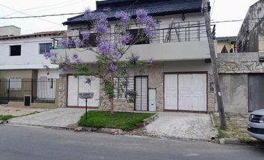 Casa en alquiler c/ cochera en Ramos Mejía
