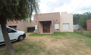 Casa en venta - 3 Dormitorios 2 Baños - 516mts2 - Saladillo