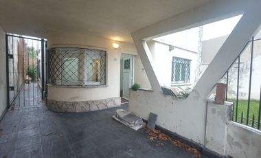Casa de 4 ambientes con GRAN TERRENO libre