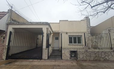 Casa de 4 ambientes con GRAN TERRENO libre