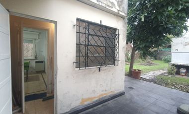 Casa de 4 ambientes con GRAN TERRENO libre