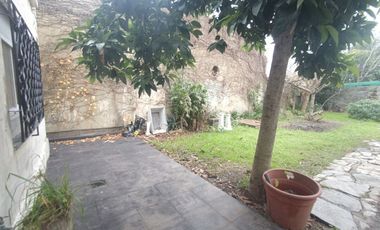 Casa de 4 ambientes con GRAN TERRENO libre
