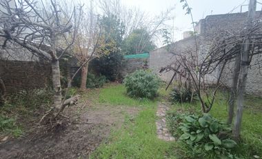 Casa de 4 ambientes con GRAN TERRENO libre