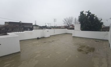 Casa de 4 ambientes con GRAN TERRENO libre